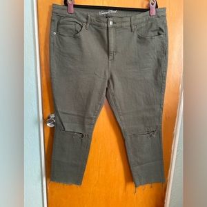 🎯Universal Thread🎯Olive distressed jeans Stretchy